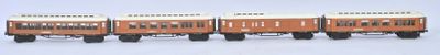 trois trains miniatures alignés en rang