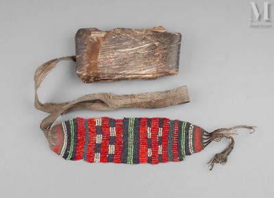 deux morceaux de tissu et un morceau de bois posés sur une table