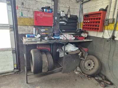 un garage avec beaucoup d'outils posés sur la table