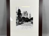 photographie en noir et blanc d'une rue avec une église en arrière-plan