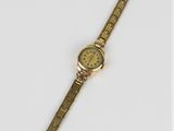 gros plan d'une montre-bracelet sur une surface blanche
