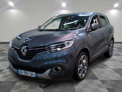 la voiture grise est garée sur un sol en damier dans le garage