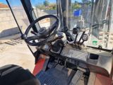 un gros plan sur le système de direction d'un chariot élévateur