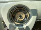 un gros plan du tableau de bord d'une voiture avec un compteur de vitesse