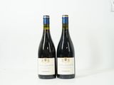 deux bouteilles de vin rouge posées l'une à côté de l'autre sur une surface blanche