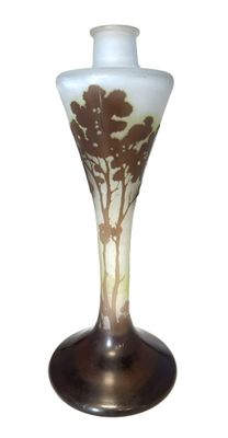 un vase blanc orné d'un motif représentant un arbre marron