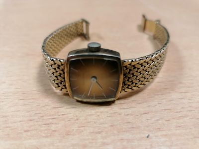 Montre de dame en argent, bracelet à mailles tressées.
