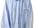 une chemise bleue suspendue à un cintre sur un mur blanc