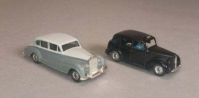 deux voitures jouets assises l'une à côté de l'autre sur une table