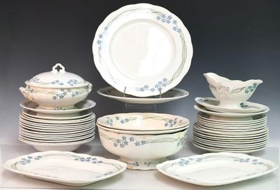 beaucoup d'assiettes et de bols sur une table