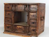 une vieille armoire en bois comportant de nombreux tiroirs et des tiroirs superposés