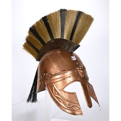 un gros plan d'un casque surmonté d'une brosse