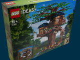 une boîte de Lego Ideas sur laquelle figure une cabane dans les arbres
