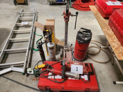 une photo d'une machine rouge dans un garage