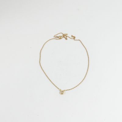 un bracelet en chaîne d'or orné d'une petite perle