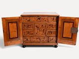 une commode en bois ornée de sculptures