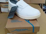 une paire de chaussures qui se trouve sur le dessus d'une boîte