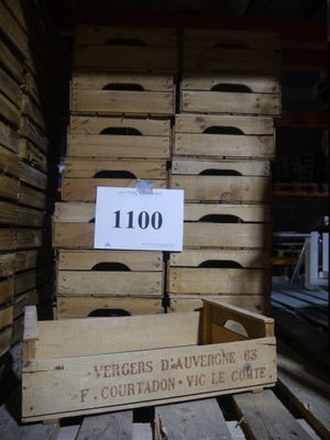 une caisse en bois sur laquelle est accrochée une étiquette, posée sur une palette