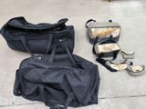 deux sacs posés par terre l'un à côté de l'autre