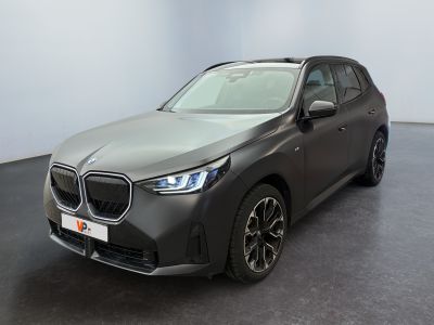 Le nouveau SUV BMW X1 est garé dans un showroom.