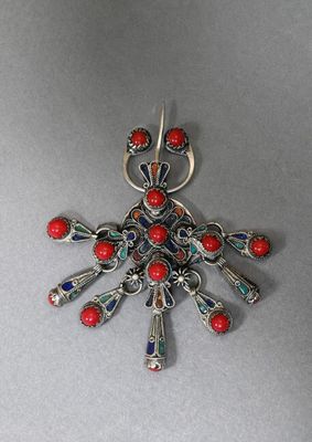 broche en argent ornée de coraux rouges et de perles de verre bleues