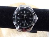 une montre montée sur un bracelet noir
