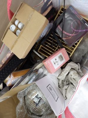 une boîte remplie d'objets qui traîne par terre
