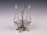 une image représentant un plateau en argent sur lequel sont posés trois vases en cristal