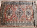 un tapis rouge et bleu à motifs