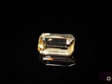 gros plan d'un diamant jaune sur une surface noire