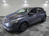 la voiture grise est garée sur un carrelage à carreaux
