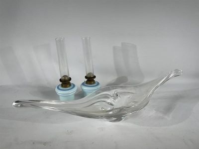 deux bougeoirs en verre posés sur un bol en verre