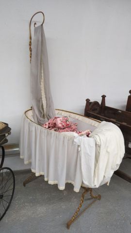 Berceau ancien en métal peint début XXème