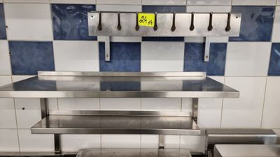 4 étagères murales en inox dont 1 de 80 x 34 cm, 1 de 88 x 4…