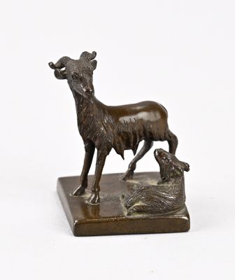 statue en bronze représentant une chèvre et un chien, posée sur un socle en marbre