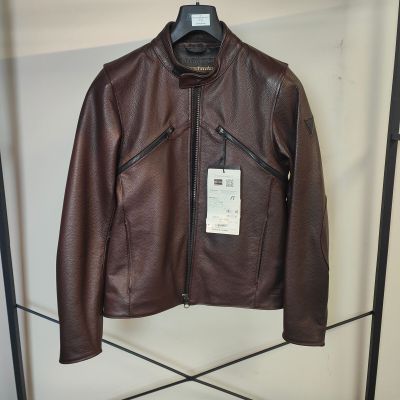 une veste en cuir marron suspendue à un portant dans un magasin de vêtements