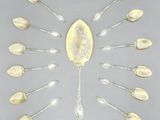 plusieurs cuillères et cuillères à soupe disposées en cercle