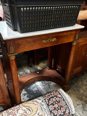 un panier posé sur une table à côté d'une chaise