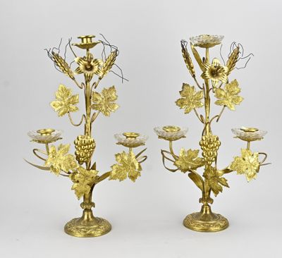 paire de candélabres anciens en laiton avec fleurs et feuilles
