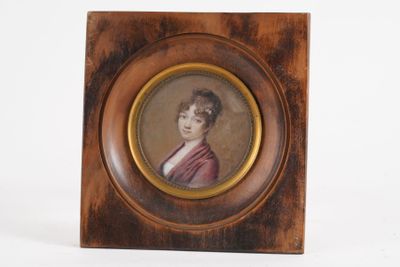 une vieille photo d'une femme en robe rose, dans un cadre en bois