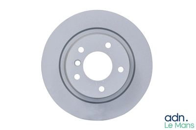 On voit un disque de frein de voiture sur un fond blanc.