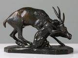sculpture en bronze représentant un cerf et une antilope, posée sur un socle en marbre