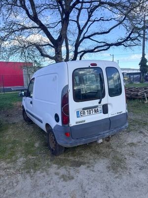 une camionnette blanche garée dans la poussière