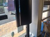 un téléviseur posé sur un meuble devant une fenêtre