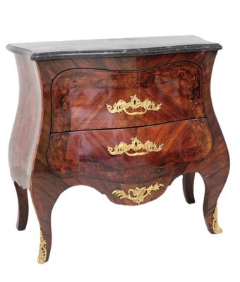 une commode en bois avec un plateau en marbre