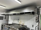une cuisine équipée d'une cuisinière, d'un four et d'un évier