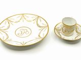 une image représentant une tasse et une soucoupe posées sur une surface blanche
