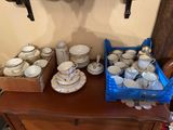 une table sur laquelle se trouvent plusieurs assiettes et bols