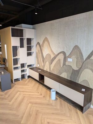 une photo d'un salon avec du parquet et une fresque murale