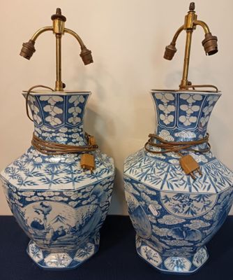 CHINE, Paire de vases en faïence bleu blanc à décor de perso…